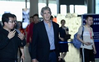挥手告别打一字是什么，挥手告别打一字是什么字